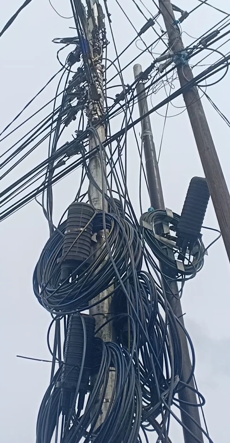 Walikota Pontianak Desak PLN,Telkom dan Vendor Internet Tertibkan Tiang dan Kabelnya