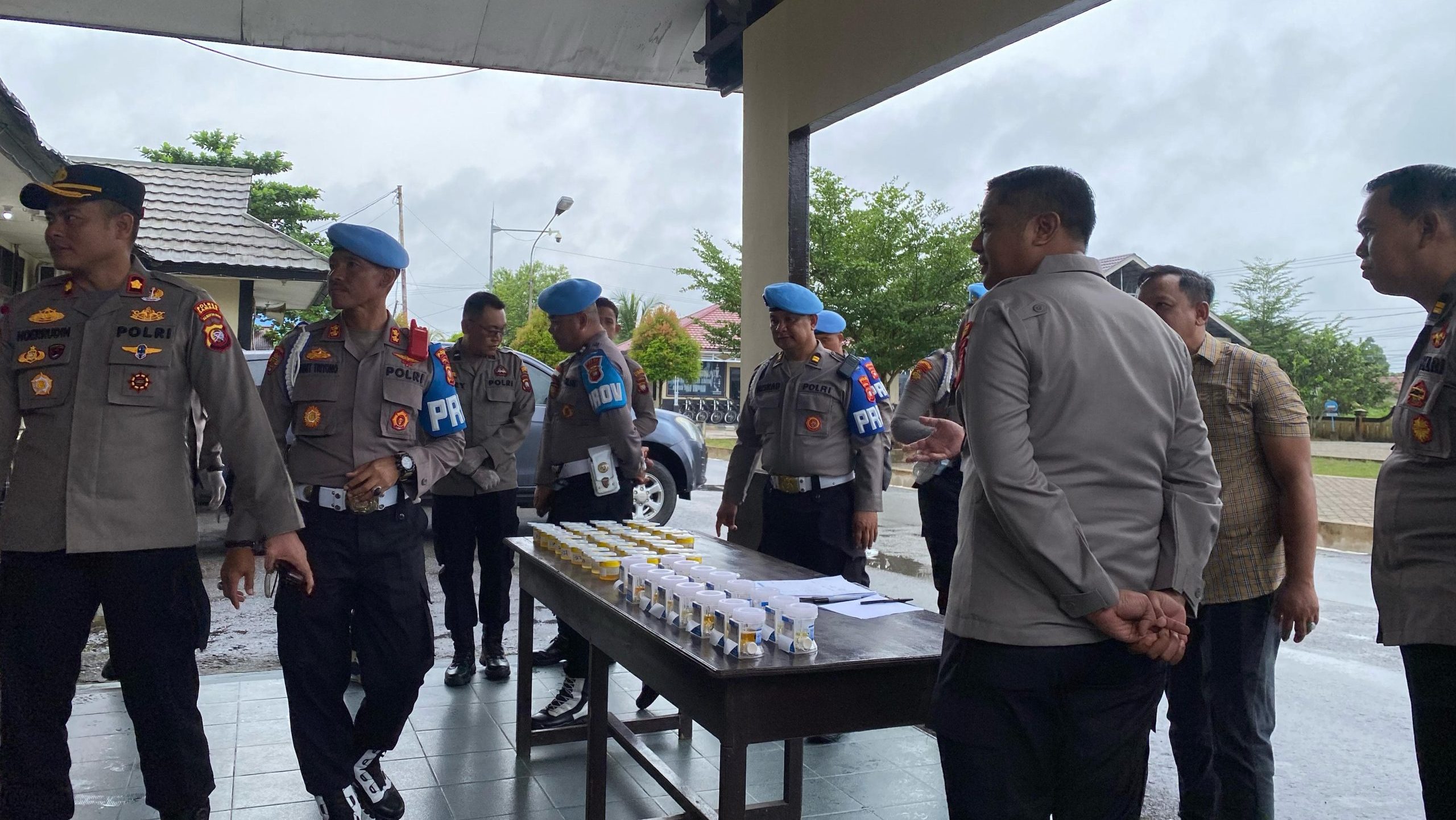 Puluhan Personel Polres Sambas Jalani Tes Urine oleh Bidpropam Polda Kalbar
