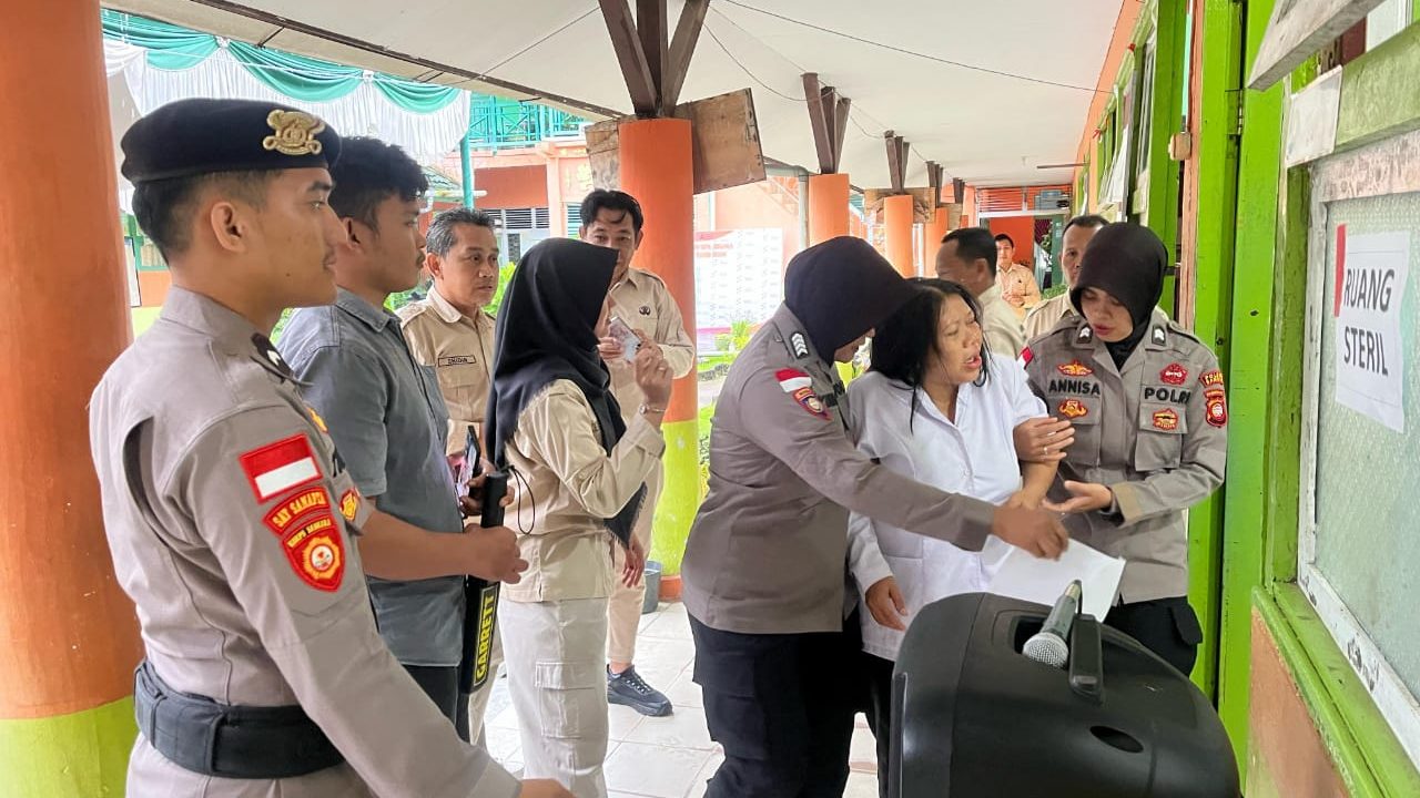 Respons Cepat Polwan Polres Sambas Saat Peserta PPPK Alami Kecelakaan