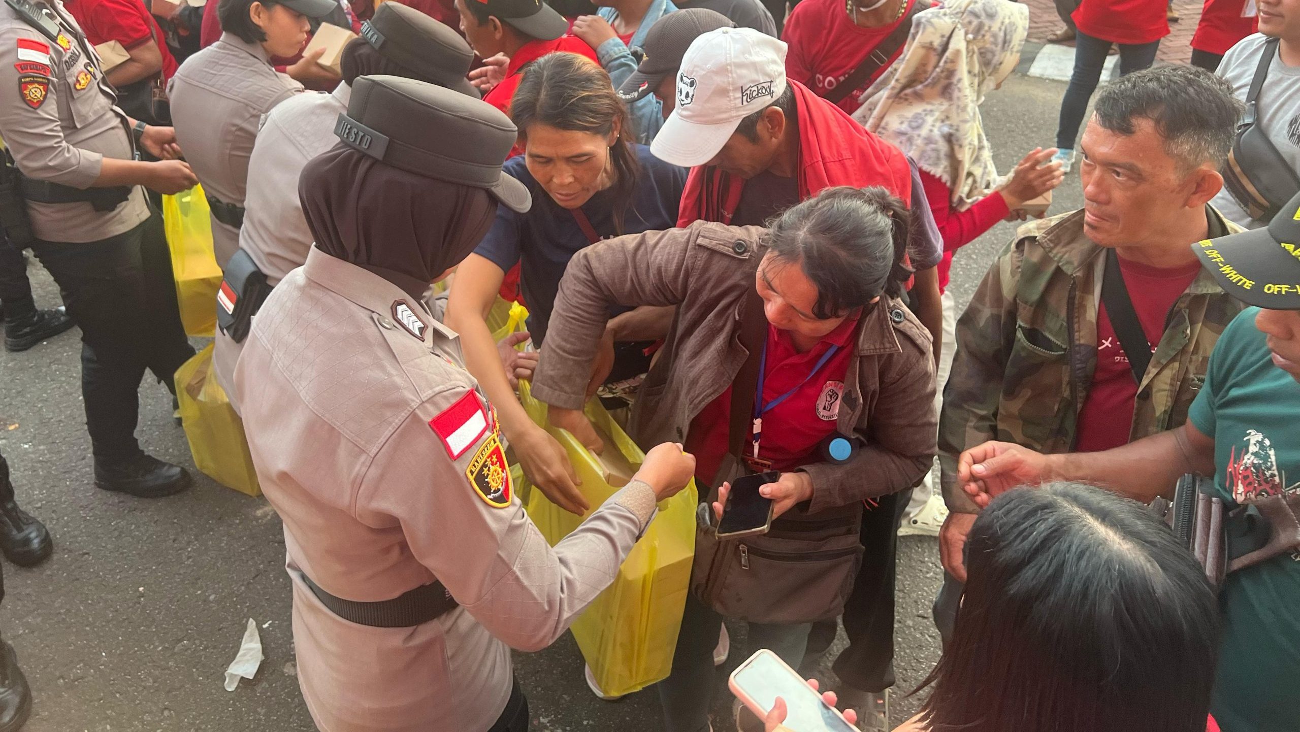 Dibalik Aksi May Day di Sambas, Ada Momen Humanis antara Polisi dan Buruh