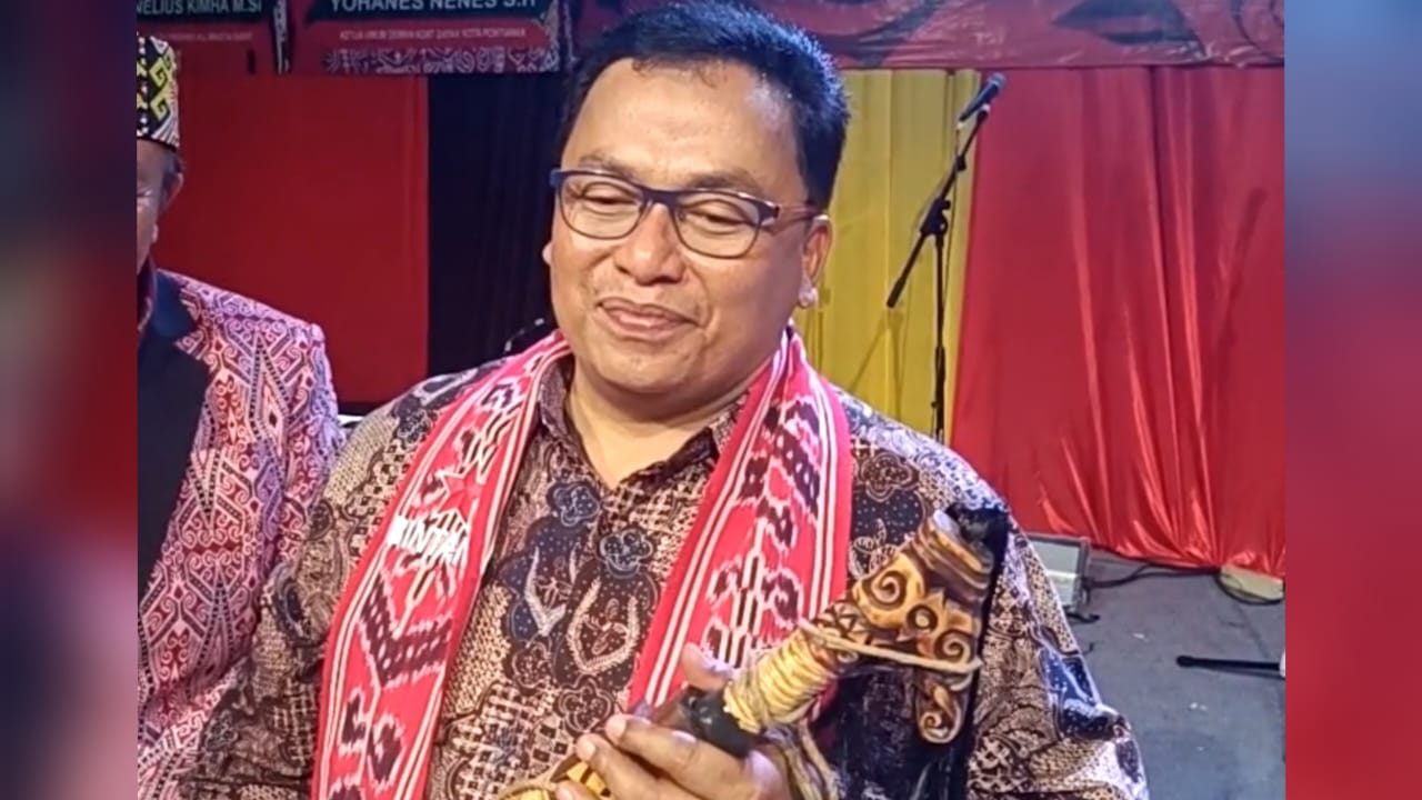 Wakil Bupati Kubu Raya Menangkan Lelang Mandau di Penutupan Naik Dango Pontianak 2025