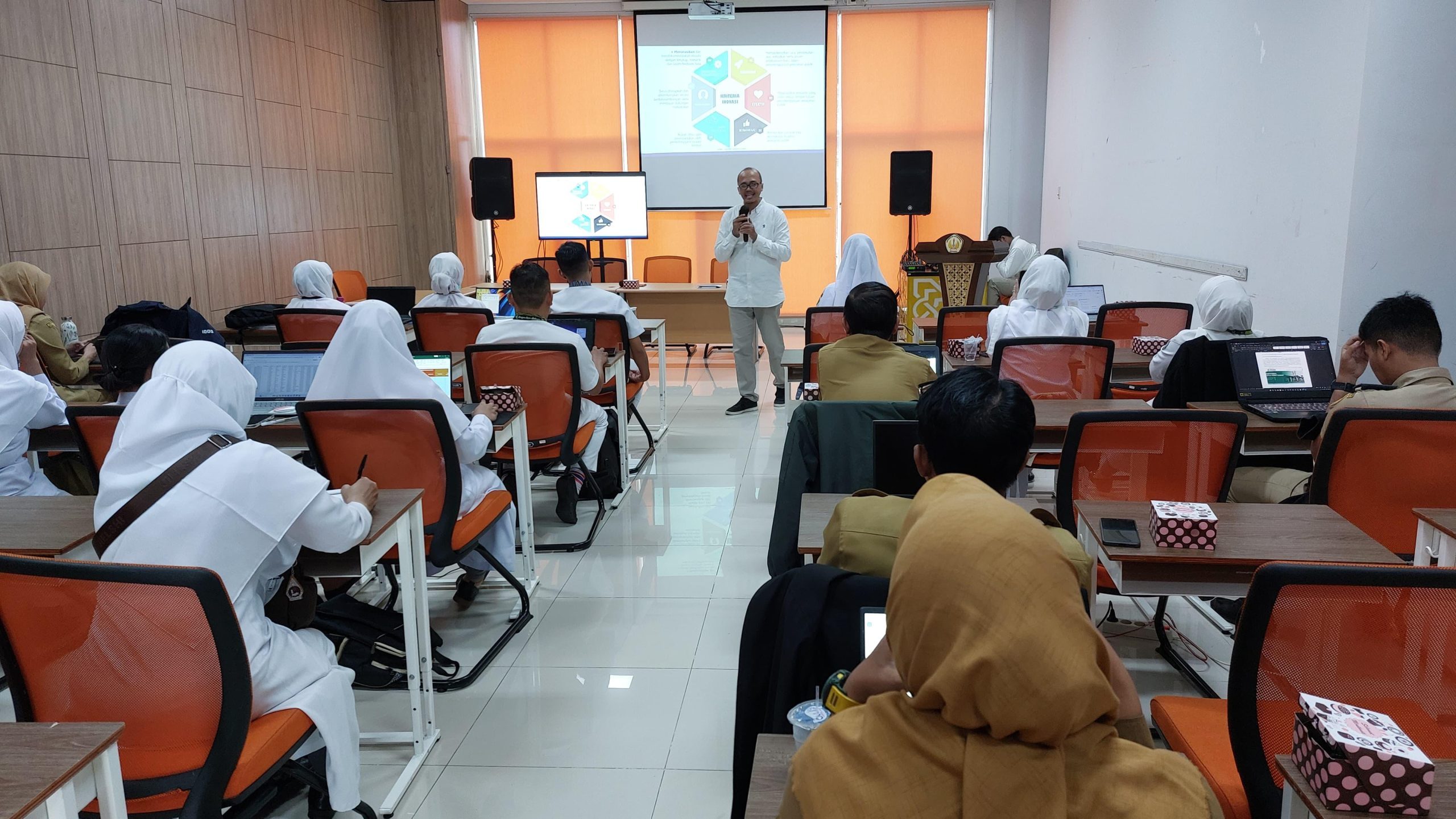 Pontianak Innovators Academy: Pelatihan Penulisan Proposal Inovasi dengan Teknologi AI