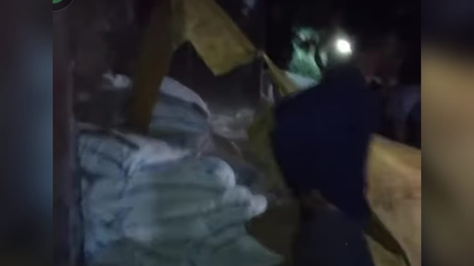 Truk Bermuatan Pupuk Rem Blong di Tikungan Sehaq Landak, Sopir Selamat