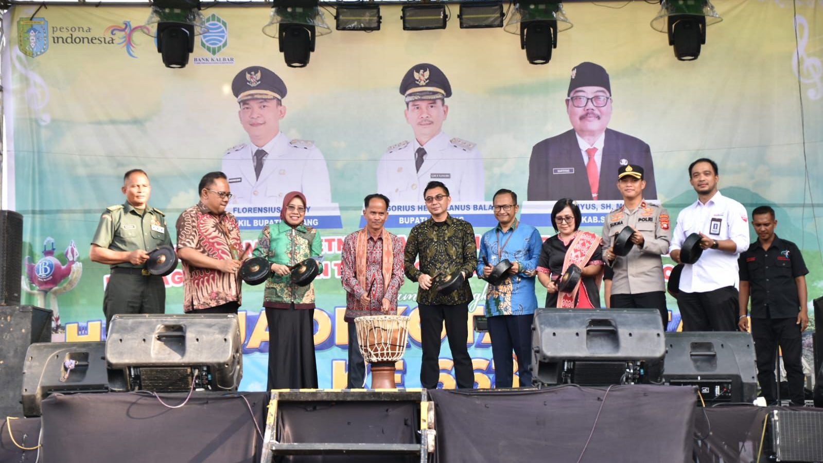 Pembukaan Gebyar Musik Etnik dan Pameran Ekonomi Kreatif Ditandai dengan Pemukulan Gendang oleh Bupati Sintang