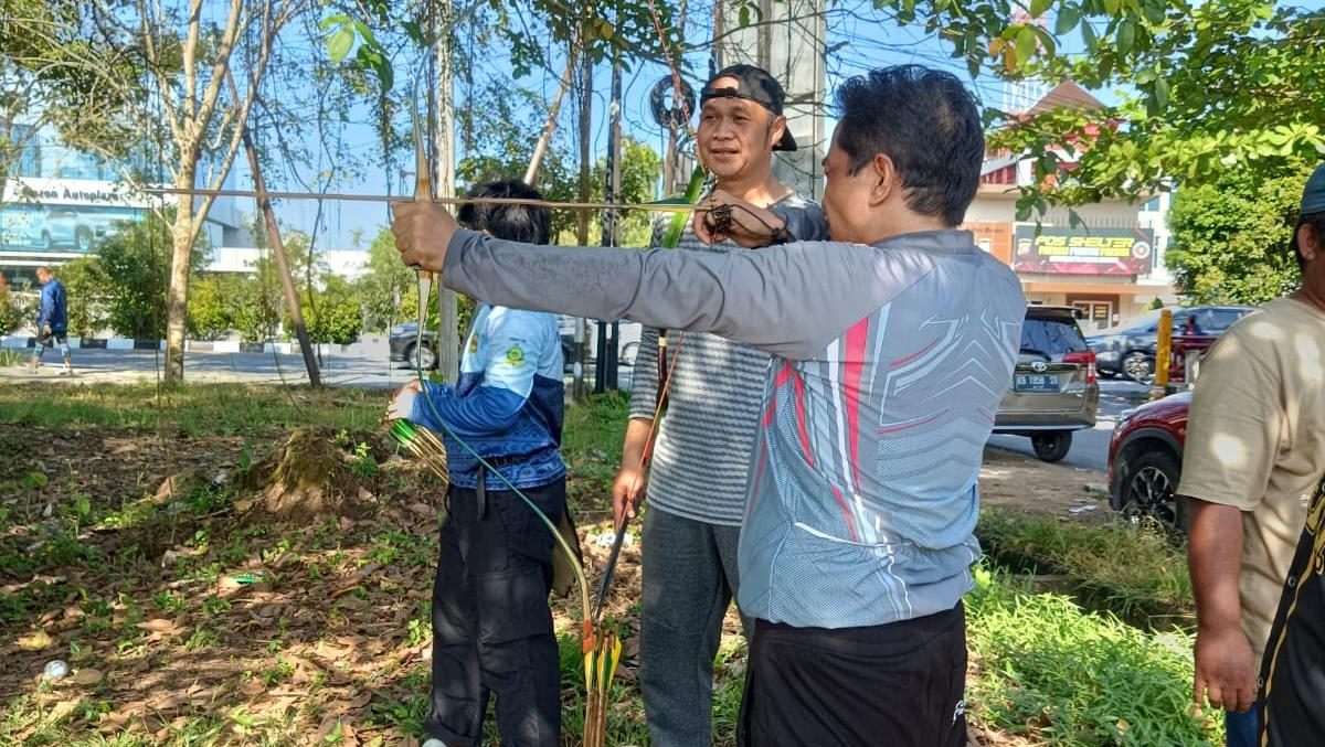Akhiri Pekan, Wakil Wali Kota Pontianak Latihan Panahan Bersama Komunitas ACC
