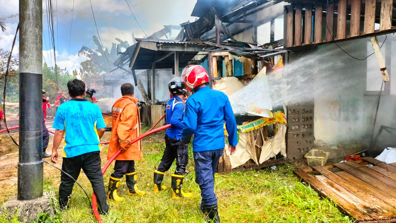 Breaking News! Tiga Rumah Mes Dinas Kehutanan di Sanggau Hangus Terbakar