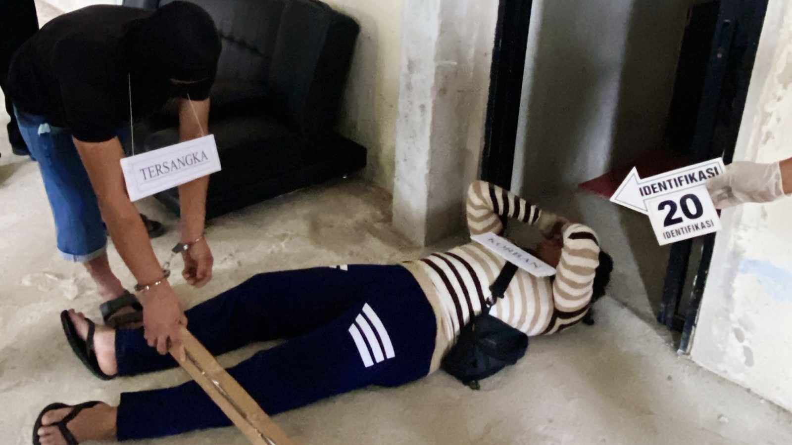 Rekonstruksi Kasus Pencurian dengan Kekerasan di Pemangkat, Pelaku Aniaya Mertua hingga Tewas