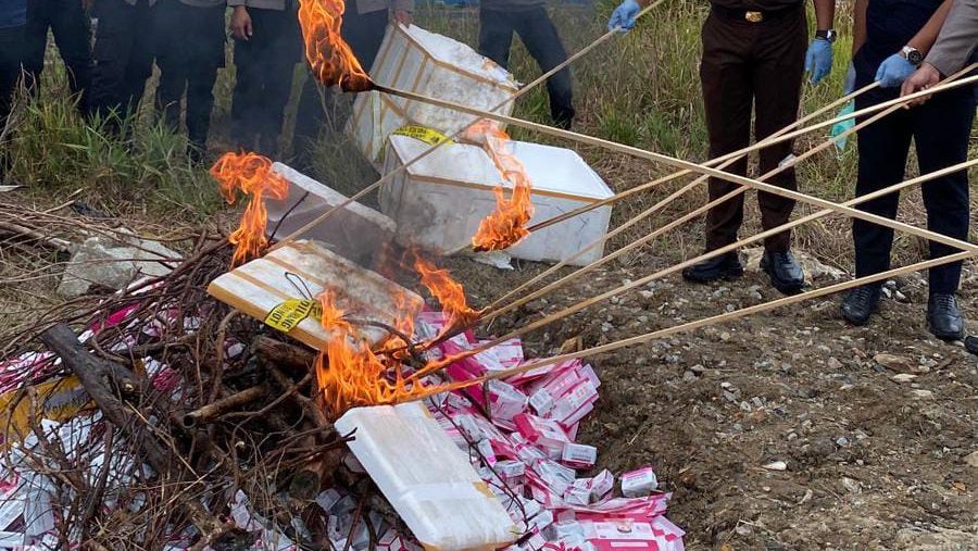 Ribuan Kosmetik Ilegal Asal Filipina dan Malaysia Dimusnahkan Polres Sambas