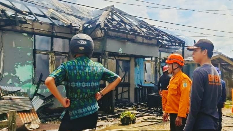Diduga Akibat Anak Bermain Korek Api, Tiga Rumah Dinas di Sanggau Ludes Terbakar