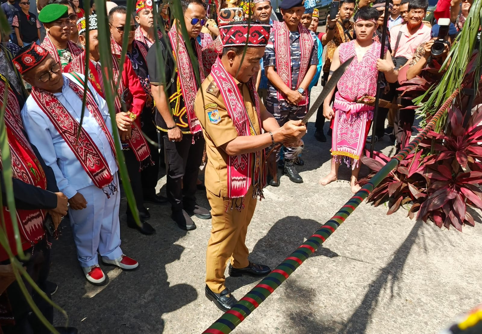 Krisantus Harapkan Pekan Gawai Dayak Jadi Momentum Persatukan Putra Putri Berbagai Suku di Kalbar