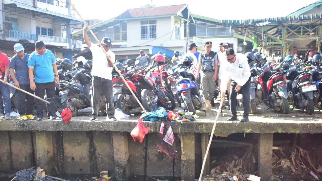 Warga dan Pemkot Pontianak Bersihkan Parit Tokaya, Cegah Banjir dan Pencemaran