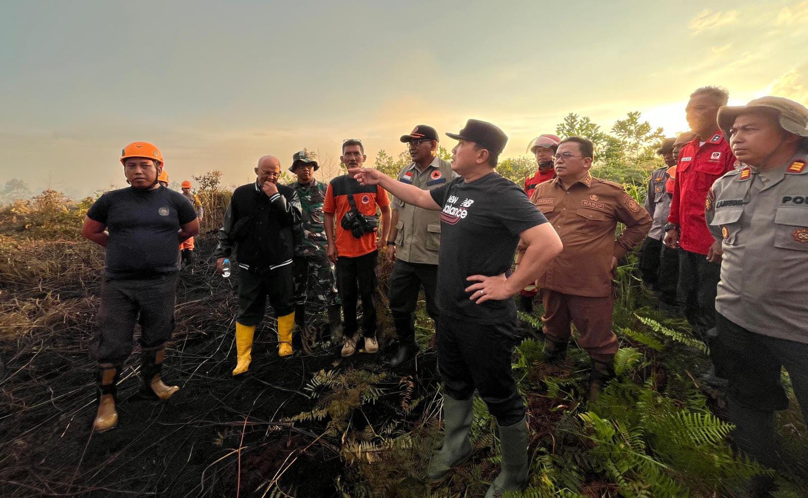 Bupati dan Wakil Kubu Raya Sujiwo dan Sukiryanto Bersama Tim Gabungan Karhutla Tinjau Lokasi Kebakaran di Samping SMAN 4