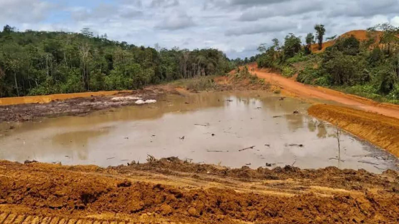 Limbah Bauksit Cemari Kebun dan Air Warga di Landak, Belum Ada Tindakan Tegas Aparat