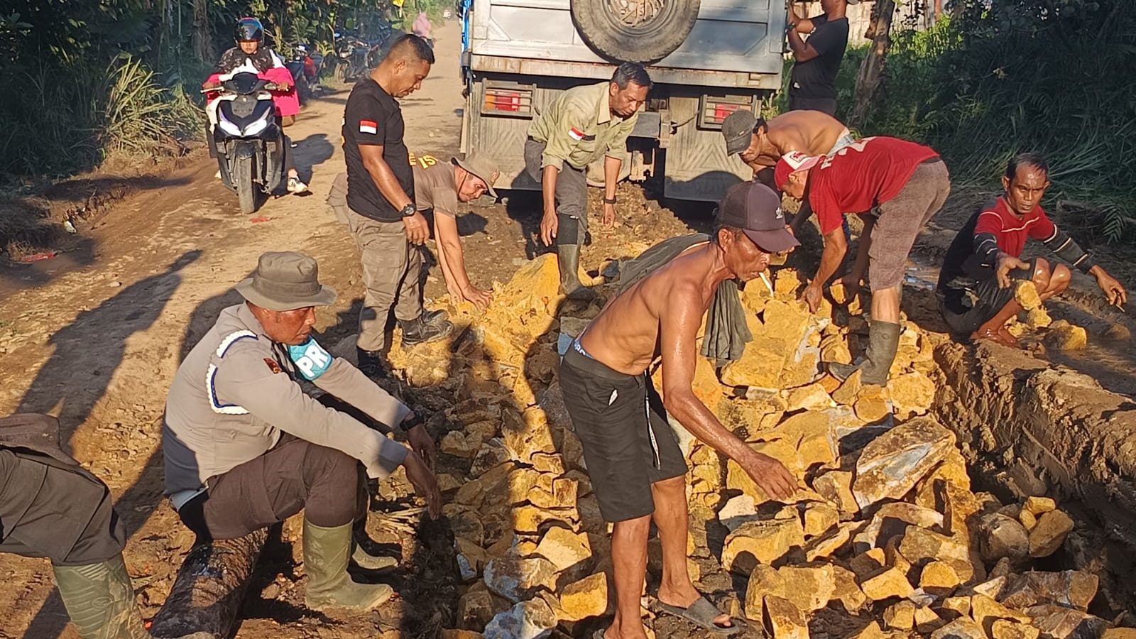 Menjelang Idul Adha, Polisi dan Warga Gotong Royong Perbaiki Jalan Rusak di Kayong Utara