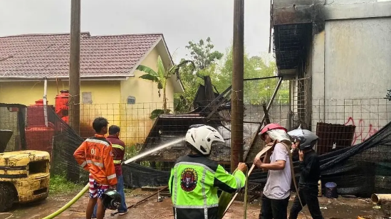 Gudang di Belakang Ruko Terbakar di Sungai Kakap, Diduga Akibat Korsleting Listrik