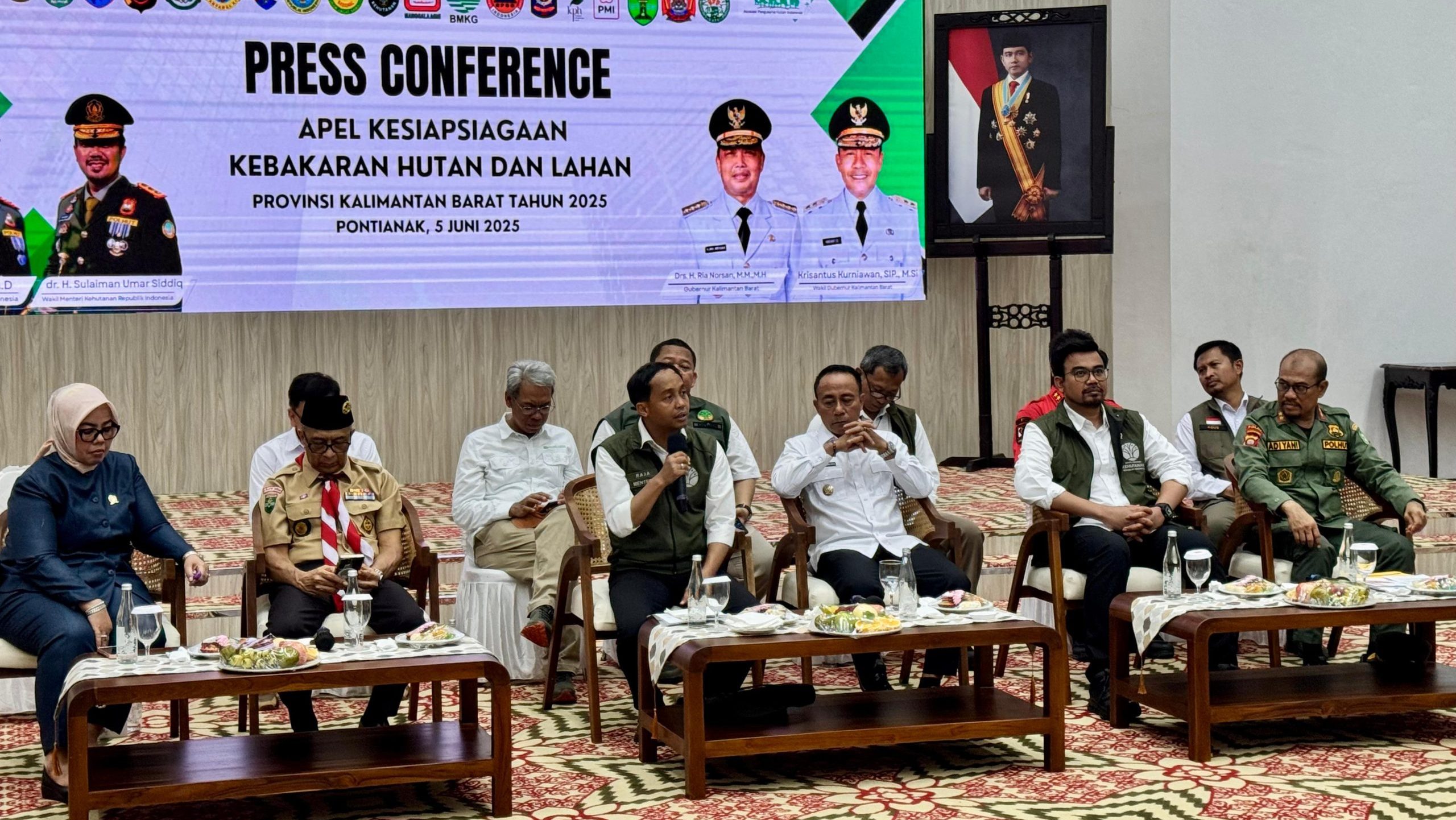 Hotspot Turun 55%: Menteri Kehutanan Raja Juli Antoni Ungkap Strategi Pengendalian Karhutla Kalbar