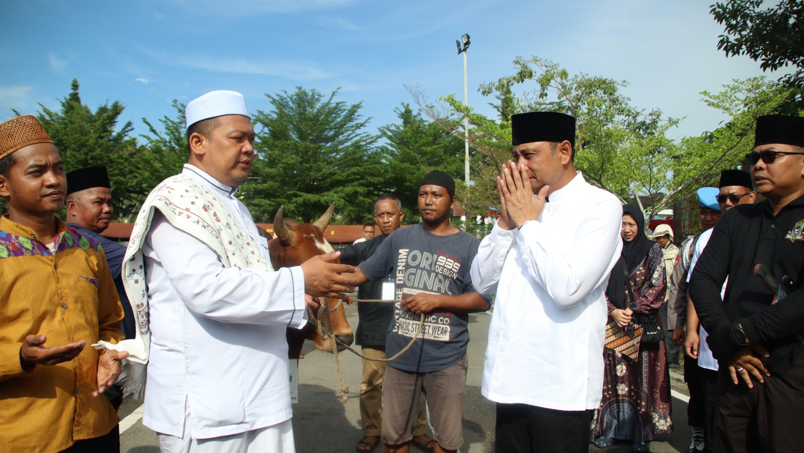 Kapolda Kalbar Serahkan 192 Hewan Kurban untuk Masyarakat Pontianak dan Sekitarnya