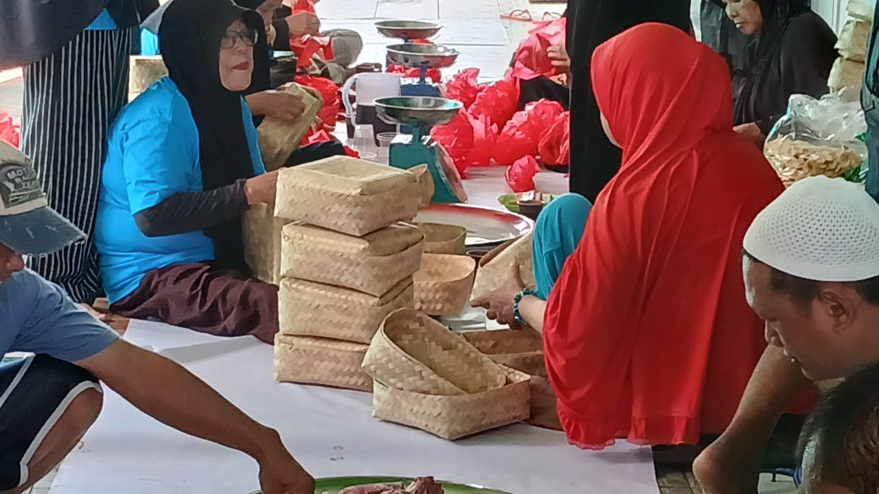 Masjid Miftahuddin Bagikan Daging Kurban Pakai Besek, Dukung Gerakan Go Green Pontianak
