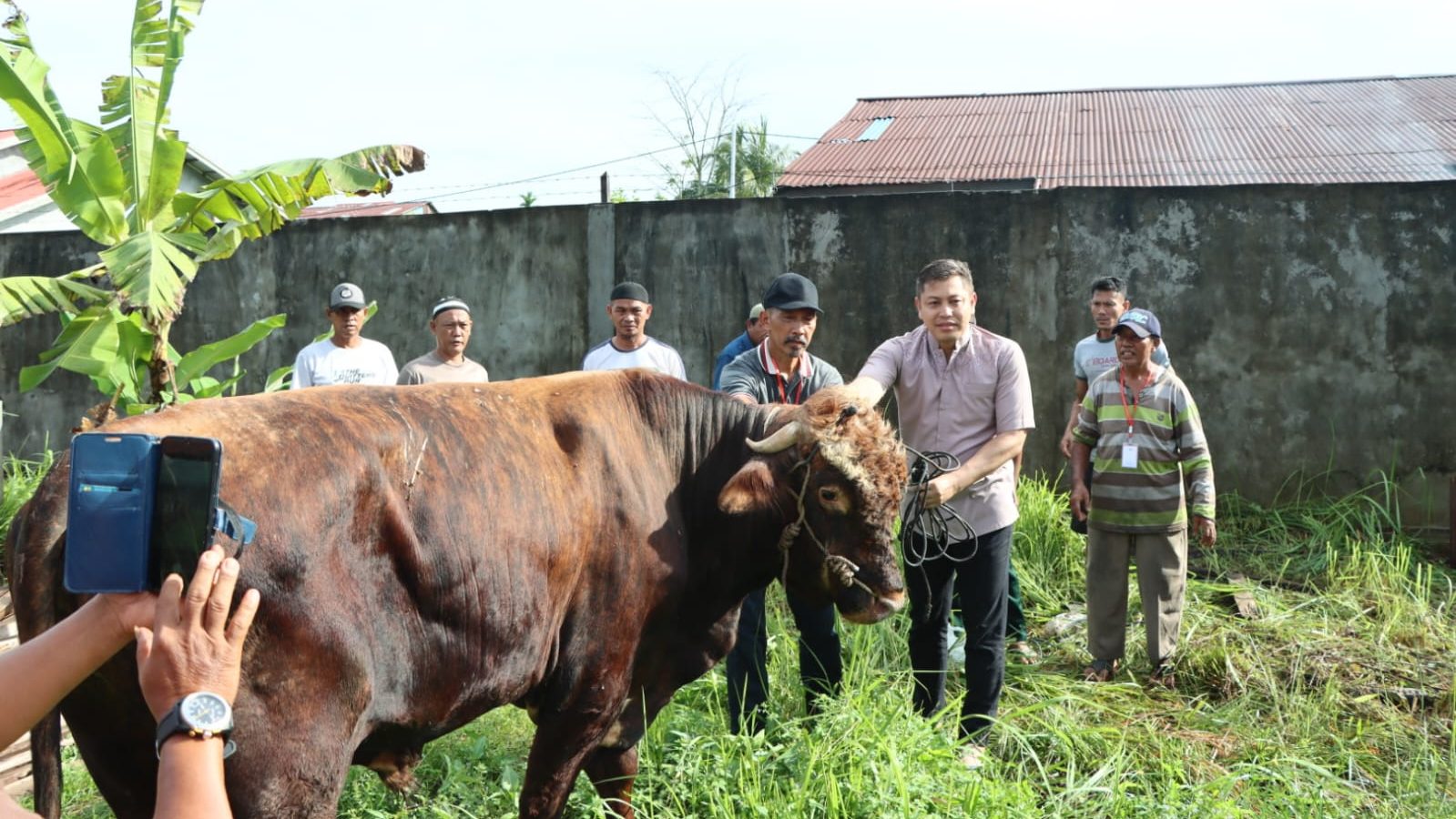 Idul Adha 2025, Polres Ketapang Berbagi Daging Qurban untuk Masyarakat Kurang Mampu