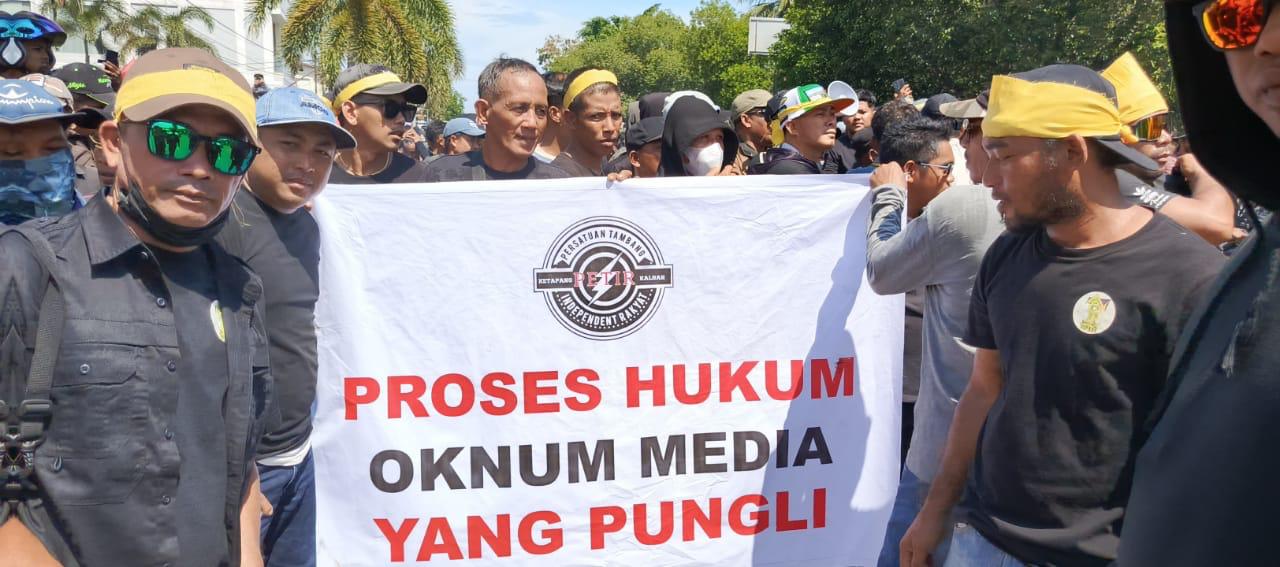 Ratusan Penambang Emas Tanpa Izin di Ketapang Geruduk Polres Tuntut Pembebasan Roni Paslah