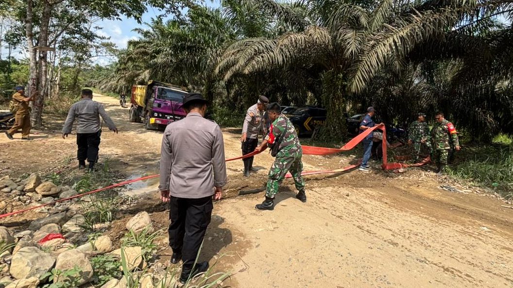 Aparat Gabungan Tertibkan Selang Pertambangan Emas Ilegal di Singkawang Selatan