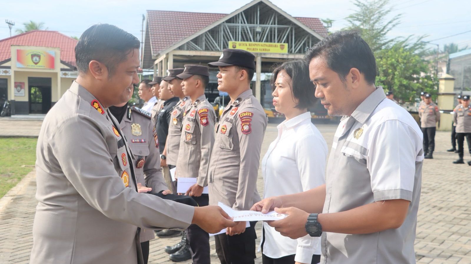 Kapolres Sambas Berikan Penghargaan kepada Personel Berprestasi sebagai Apresiasi Kinerja