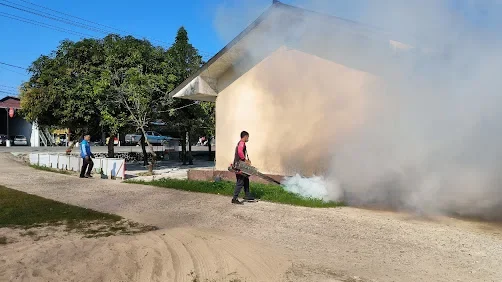Upaya Cegah Malaria, Puskesmas Ngabang Fogging Kantor dan Asrama Polsek