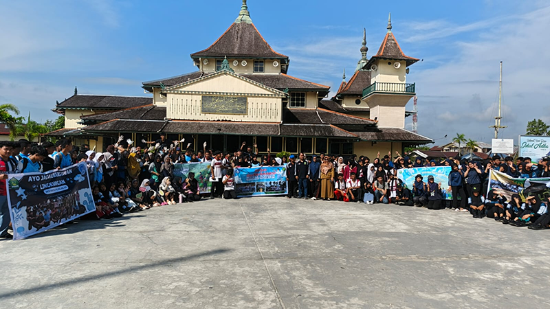 SMA 2 Sambas Gelar Operasi Semut di Istana Alwaziekubillah