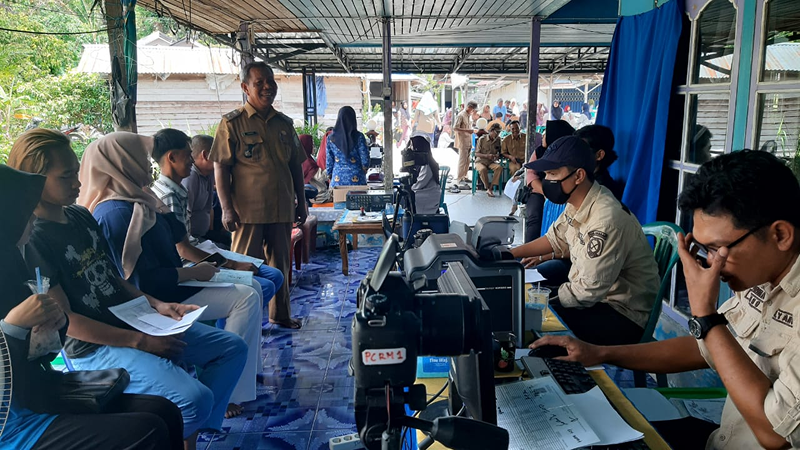 Pelayanan Adminduk Jemput Bola di Merabuan Sambas Disambut Antusias Warga