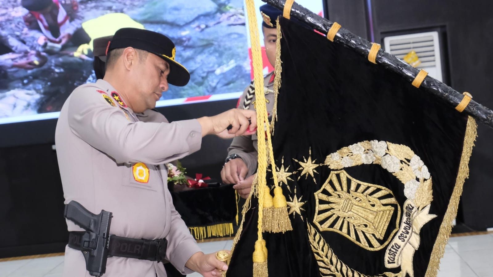 Polda Kalbar Gelar Tradisi Pencucian Pataka Sambut HUT Bhayangkara ke-79