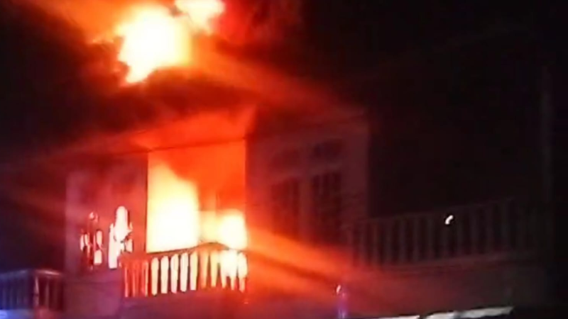 Ruko Terbakar di Pasar Sekura Sambas, Api Belum Padam