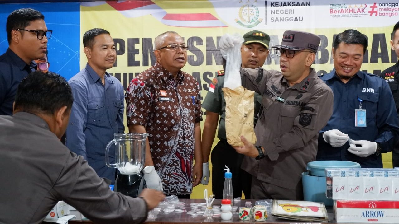 Kejari Sanggau Musnahkan Barang Bukti dari 73 Perkara Tindak Pidana