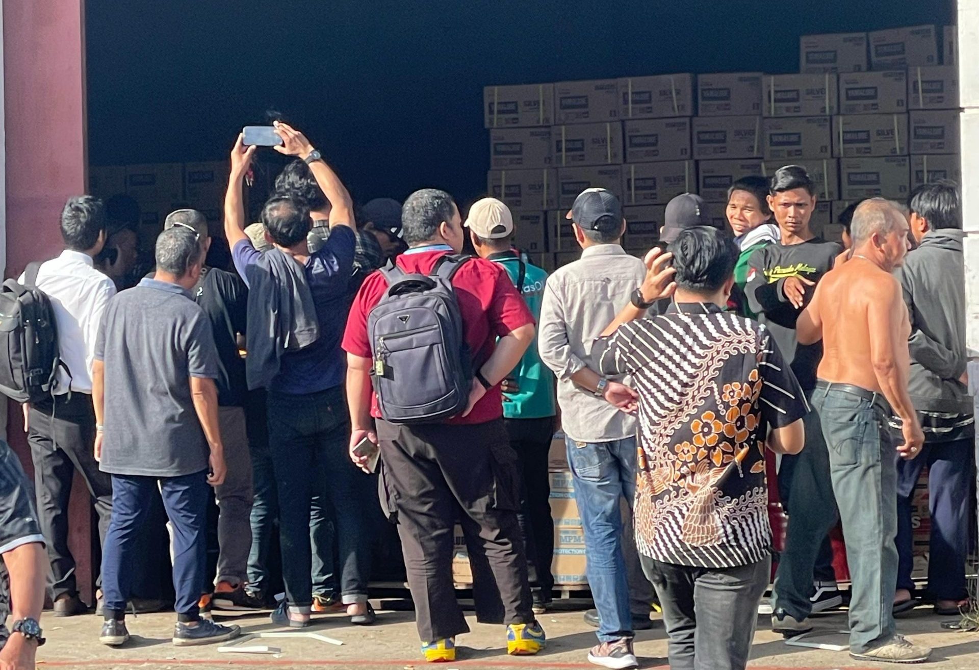 Kasus Penggerebekan Ribuan Oli Diduga Palsu di Kubu Raya Dilimpahkan ke Polda Kalbar