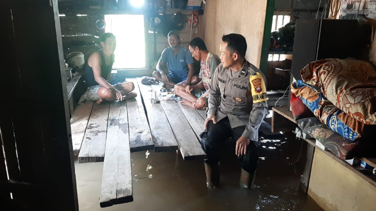 Bhabinkamtibmas Imbau Warga Sungai Kelik Waspada Banjir Akibat Naiknya Debit Sungai Pawan