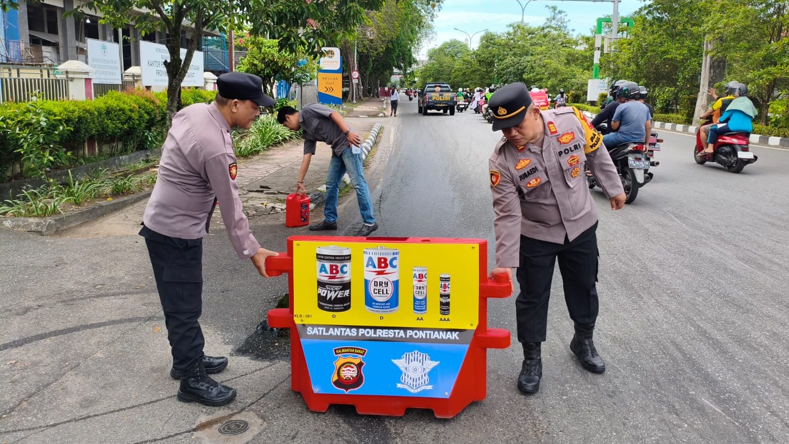 Pengendara Motor Terjatuh Akibat Tumpahan Oli di Jalan Ahmad Yani Pontianak