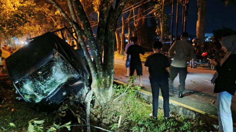 Gran Max Terguling di Jalan Arteri Supadio, Satu Penumpang Kritis