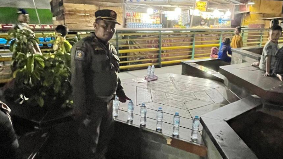 Satpol PP Tertibkan PKL di Waterfront Pontianak