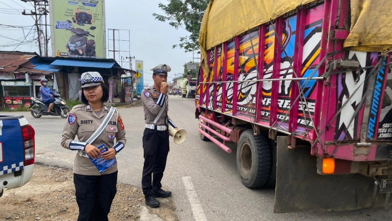 Satlantas Polres Sekadau Gencarkan Sosialisasi Keselamatan Lalu Lintas di Depan SMPN 1 Sekadau