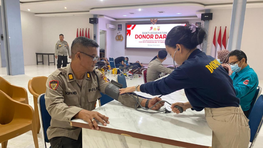 Polres Sintang Donor Darah Peringati HUT Bhayangkara ke-79