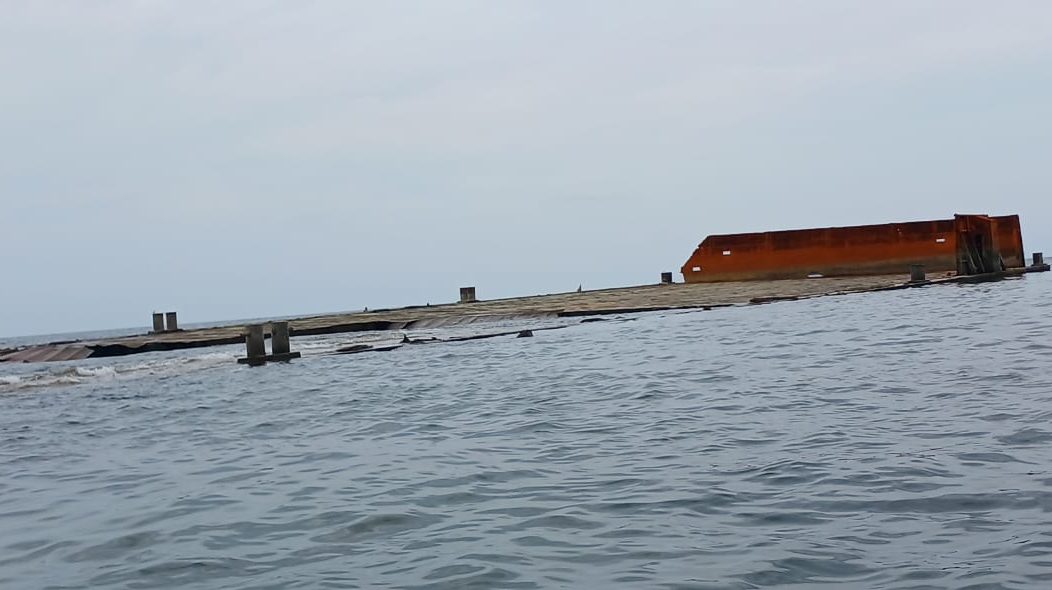 Tongkang Bauksit Terdampar di Perairan Senayang: Laut Rusak, Nelayan Terdampak, Perusahaan Bungkam