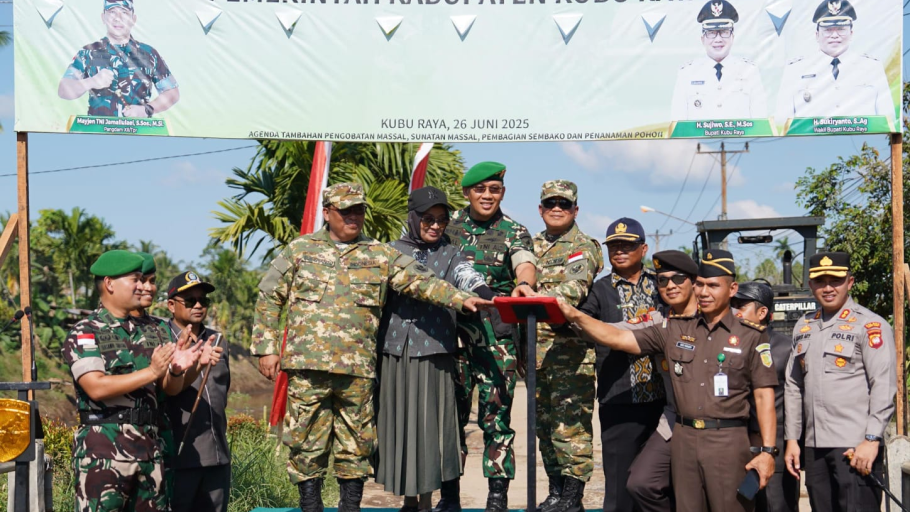 Pangdam dan Bupati Kubu Raya Resmikan Jalan Rasau Jaya