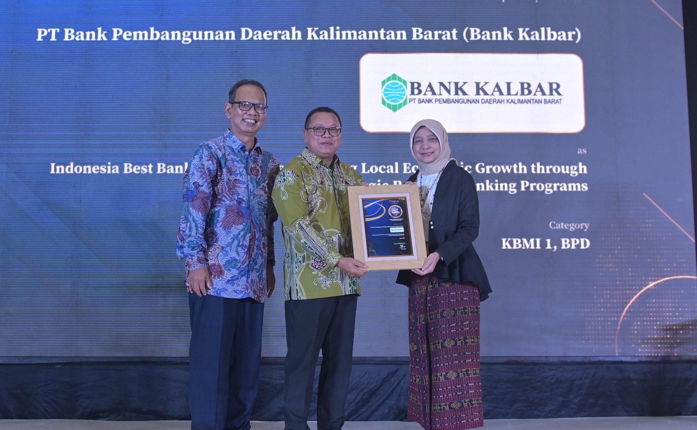 Bank Kalbar Raih Penghargaan Indonesia Best Bank 2025 dari Warta Ekonomi: Komitmen Tinggi Perkuat Ekonomi Lokal