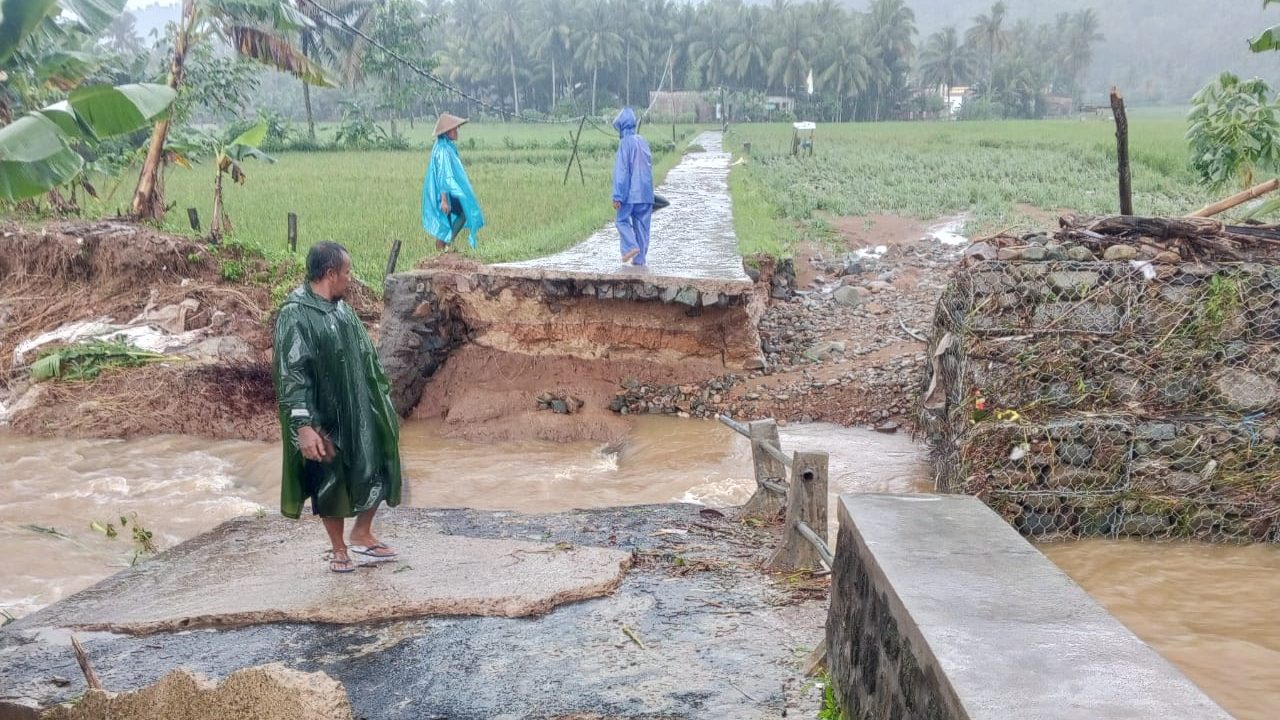Hujan Deras Picu Banjir dan Longsor di Trenggalek, Dua Jembatan Putus
