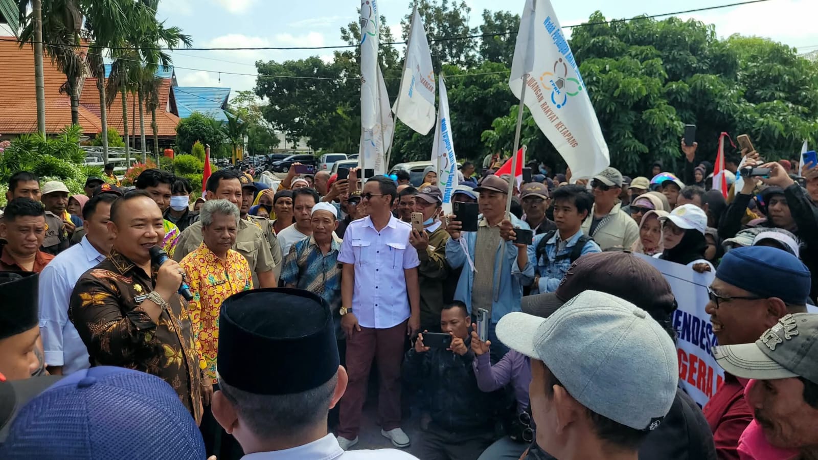 Temui Massa Aksi, Bupati Ketapang Janji Evaluasi Izin PT. PIG dalam Tujuh Hari