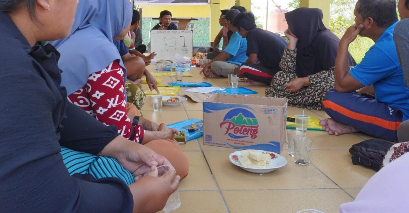 Warga Kampung Mentawai di Sambas Dapat Pelatihan Panel Surya dari Poltesa