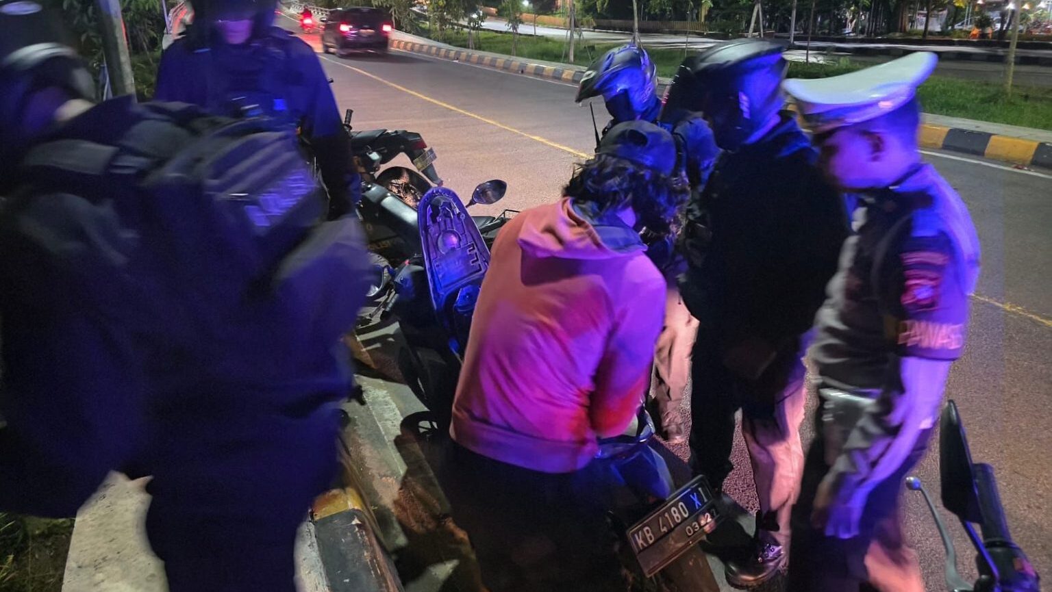 Patroli Dini Hari, Tim Enggang Polresta Pontianak Ciduk Pemuda Bawa Celurit di Jalan Sultan Hamid