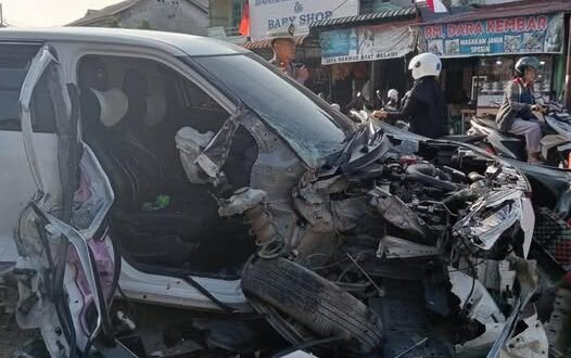 Toyota Raize Tabrak Truk Sawit di Nanga Pinoh, Bodi Depan Ringsek Parah