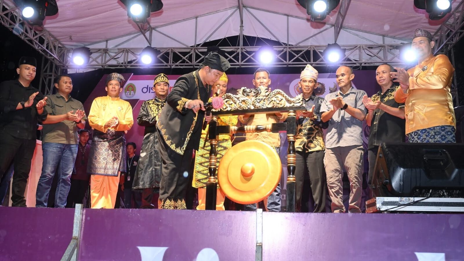 Gelorakan Semangat Kemerdekaan, Bupati Alexander Wilyo Resmi Buka Festival Pencak Silat Tradisional 2025