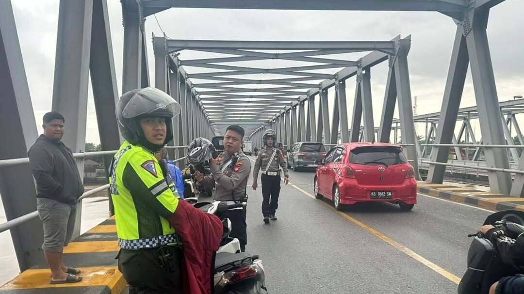 Cegah Kecelakaan, Polisi Bersihkan Tumpahan Solar di Jembatan Landak Pontianak