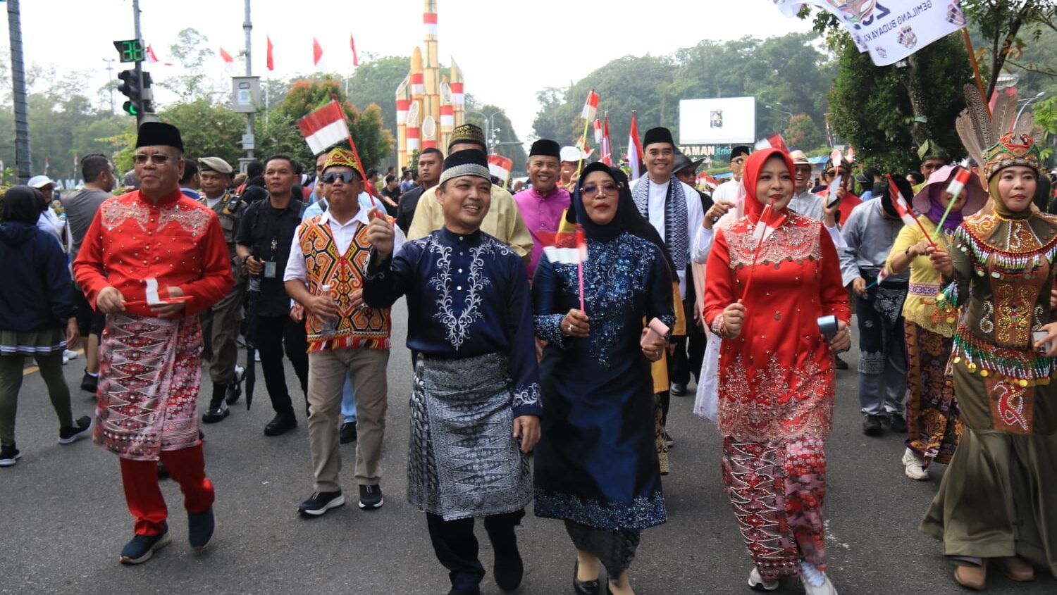 Semarak HUT ke-80 RI, Ribuan Peserta Meriahkan Karnaval Gemilang Budaya Kalimantan Barat